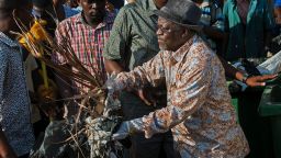 Tanzanian President John Magufuli joins a clean-up event outside the State House in Dar es Salaam on December 9, 2015.
Magufuli cancelled Independence Day celebrations and ordered a national day of clean-up instead.  