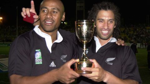 Lomu (left) with Te Nana after winning the 2001 Sevens World Cup 