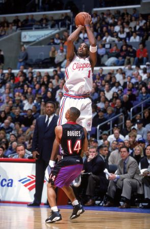 Bogues fights in vain to block the shot of Derek Anderson, during the Toronto Raptors' 95-94 win over the Los Angeles Clippers in 2000.