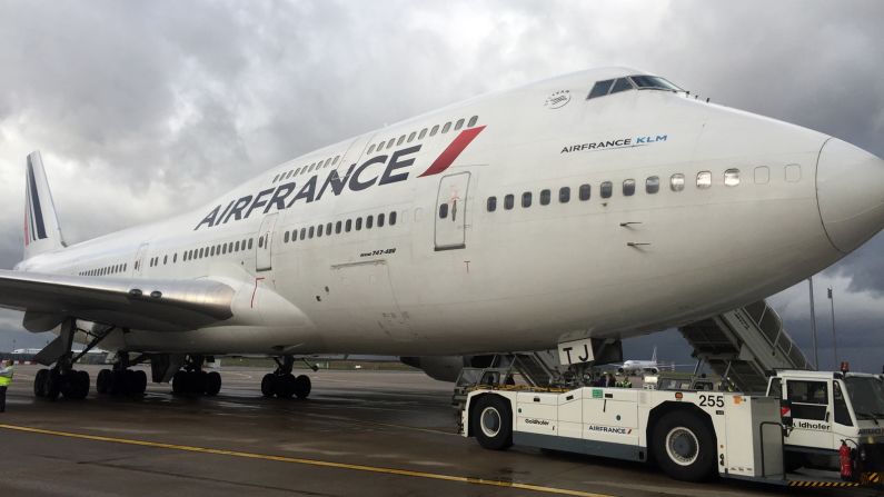 Air France retired its fleet of Boeing 747s this month. Join CNN's Jim Bittermann on a ceremonial flight to mark the passing of an icon that spurred global travel for an entire generation. Click though the gallery to see images from Bittermann's flight.