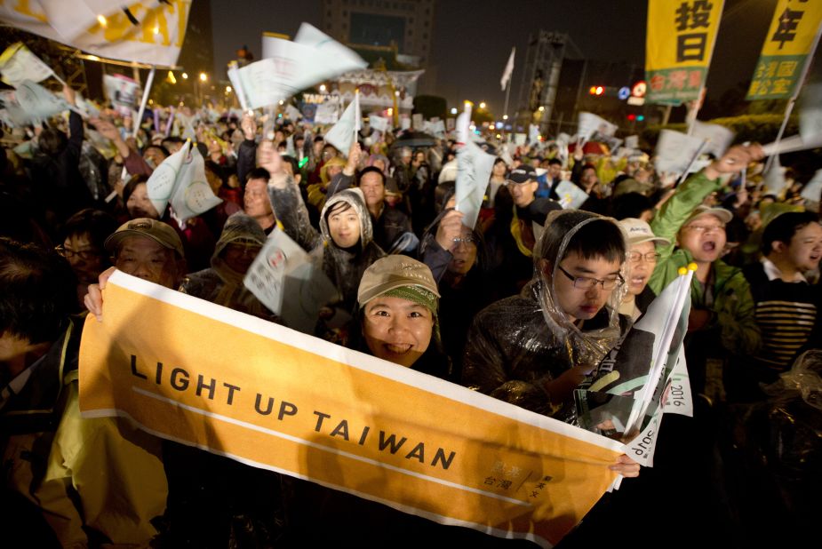 Supporters of DPP presidential candidate Tsai Ing-wen cheer at a rally on January 15.