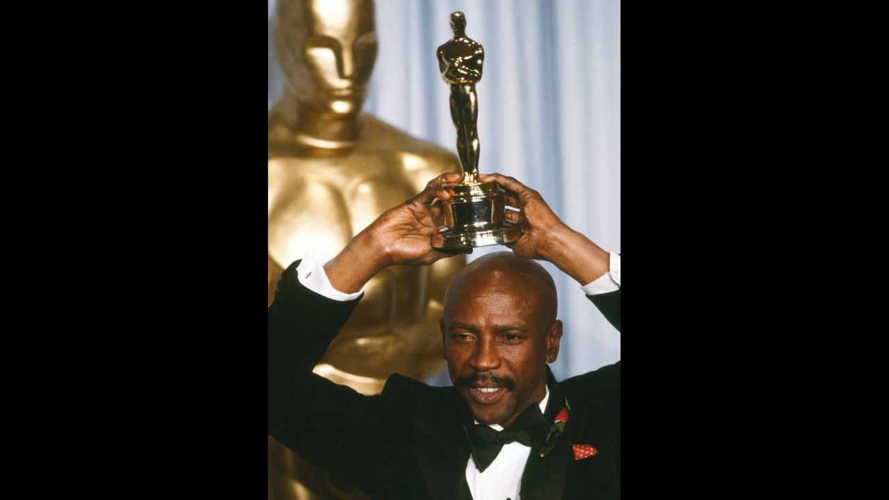 Louis Gossett Jr. poses in 1983 with his best supporting actor award for his role in "An Officer and a Gentleman."<br /> 