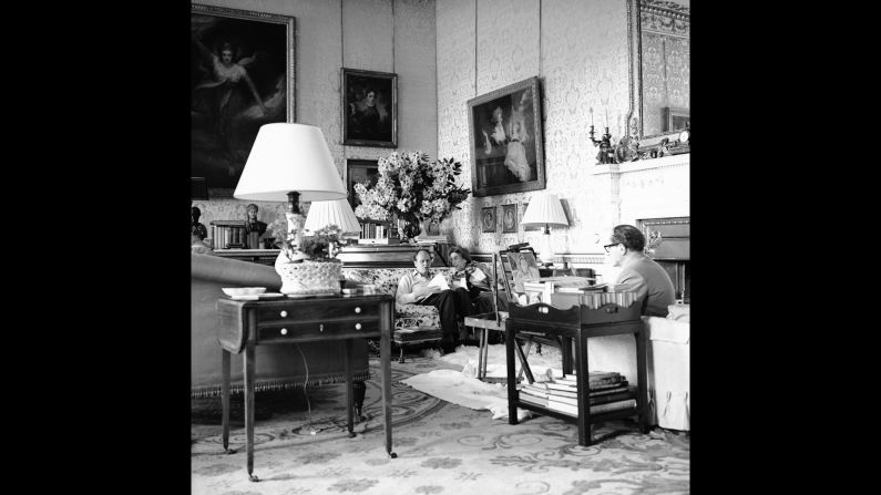 Cavendish sits on the sofa with the British socialite, known as "Mrs. Ham," and across from the "wickedly attractive" Bloomsbury painter, Grant, in the drawing room at Chatsworth.   <br />