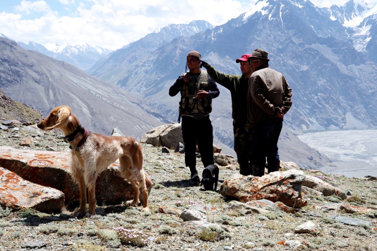 Members of the conservation group "Ming Teke" discuss with Panthera's Zairbek Kubanychbekov where to place camera traps to monitor snow leopards and their prey. 