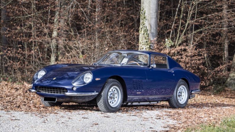 The classic 275 GTBs remain an "affordable" alternative to the legendary 250 GTO, which shares some of its styling cues. Estimated auction sale price: $2.8 - $3.8 million (€2.5 - €3.5 million). 