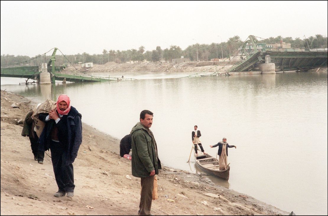 Inhabitants of Samawah, 280 kilometers south of Baghdad, are pictured using small boats to cross the Euphrates river on February 17, 1991 as three bridges in the center of the city were smashed in allied air raids in Iraq.