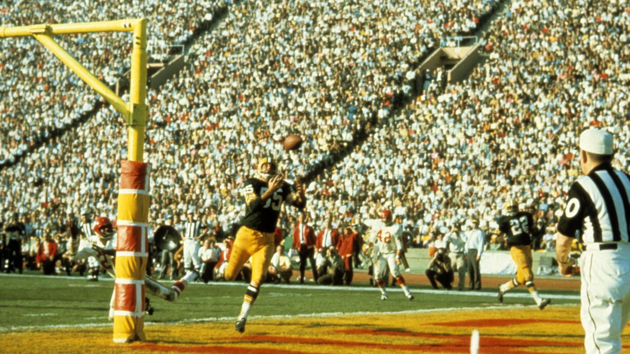 Packers wide receiver Max McGee pulls in a 13-yard touchdown pass during the third quarter. In the first quarter, McGee <a href="http://www.cnn.com/2015/01/25/us/gallery/super-bowl-superlatives/index.html" target="_blank">made history</a> when he scored the first touchdown in Super Bowl history -- a 37-yard score. <a href="https://www.youtube.com/watch?v=X1WEFGMi0bI" target="_blank" target="_blank">Watch the replays</a>