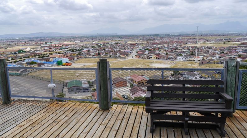 Lookout Hill in Khayelitsha is the highest point of the aptly named Flats. The township's population is 99% black, while the median average income per family is half that of the <a href="index.php?page=&url=https%3A%2F%2Fwww.capetown.gov.za%2Fen%2Fstats%2F2011CensusSuburbs%2F2011_Census_CT_Suburb_Khayelitsha_Profile.pdf" target="_blank" target="_blank">city's median average</a>. 