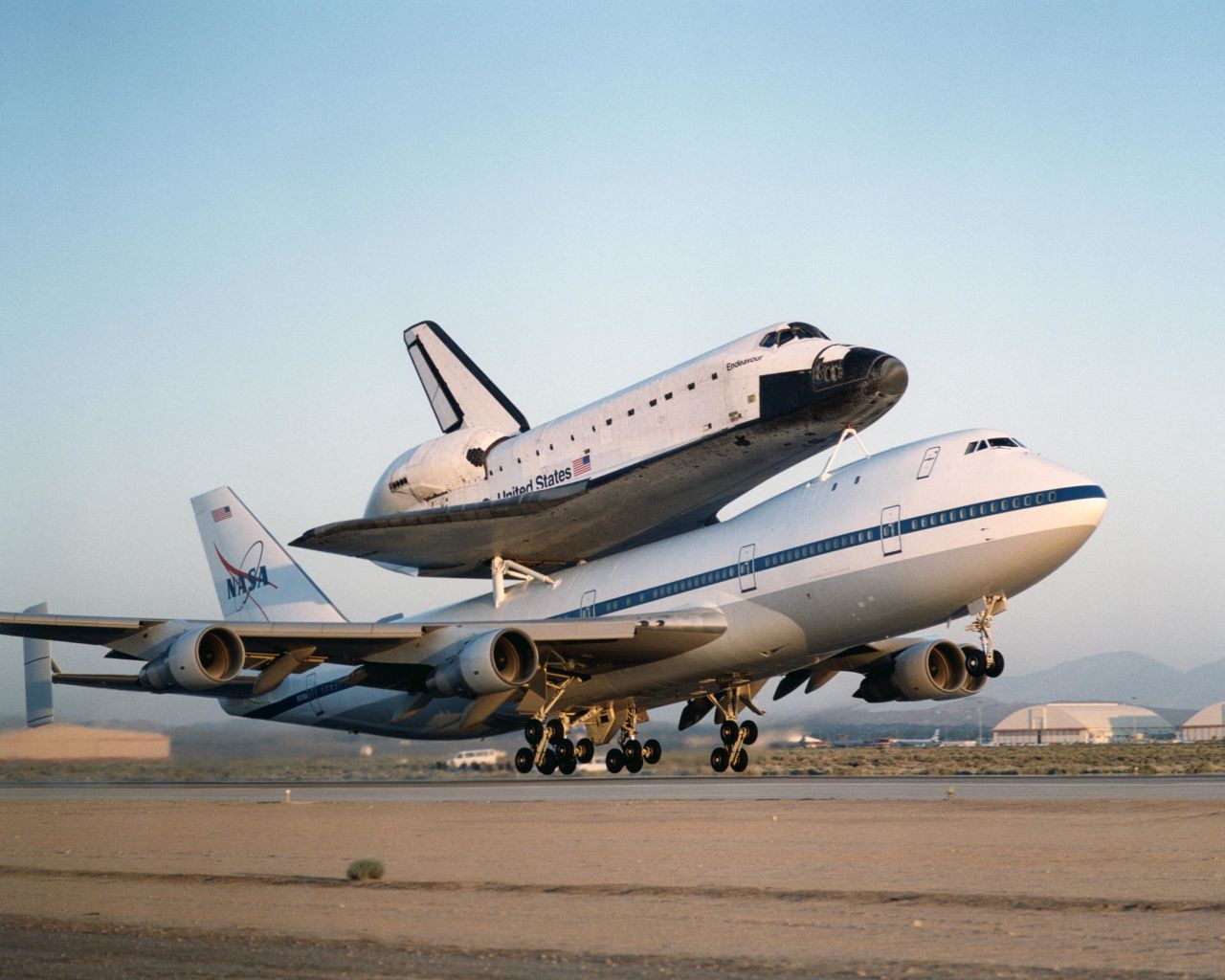 The aircraft was customized for maximum power. The 747 was stripped clean of everything in the main cabin, a <a href="http://www.cnn.com/2012/04/17/us/shuttle-discovery-weight/" target="_blank">NASA spokeswoman told CNN in 2012</a>.