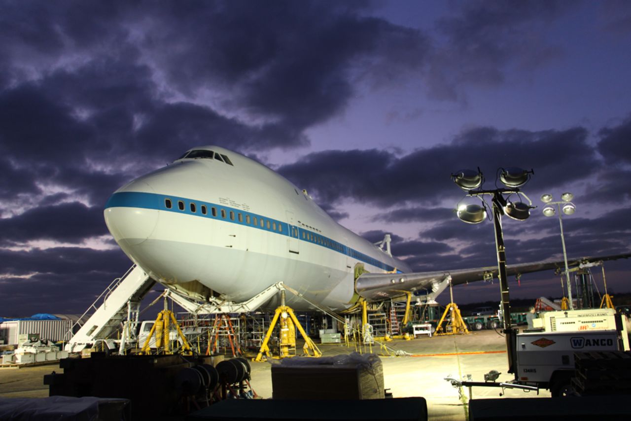 To transfer NASA 905 from Houston's Ellington Airport 8 miles to Space Center Houston, the jet was dismantled into seven major loads. Once reassembled, it was moved during an event that organizers called "The Big Move."