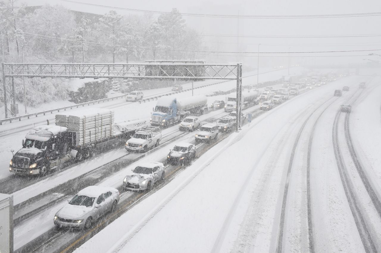 Snow slows down traffic on Interstate 40 in Nashville on Friday, January 22. 