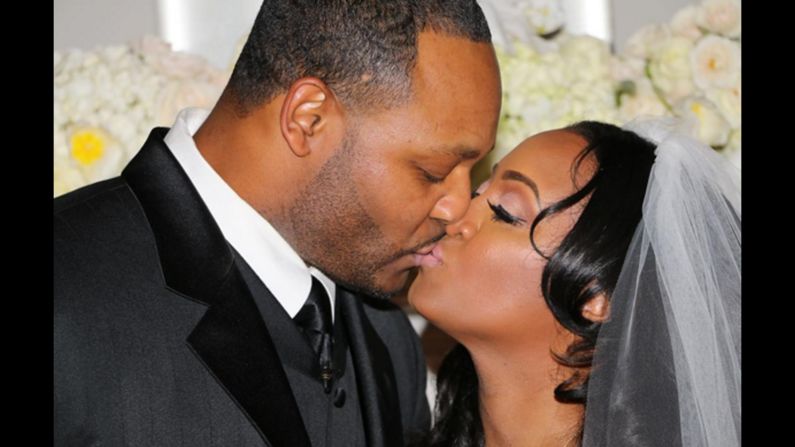 "Cosby Show" actress Keshia Knight Pulliam wed former NFL player Ed Hartwell, she revealed on January 22 in an <a href="index.php?page=&url=https%3A%2F%2Fwww.instagram.com%2Fp%2FBA2Wl6KSRh2%2F%3Ftaken-by%3Dkeshiaknightpulliam" target="_blank" target="_blank">Instagram post </a>featuring a photo of the newlyweds locking lips. The news comes just a few weeks after Pulliam let slip in another post that the pair were engaged.