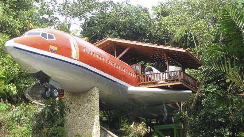 This vintage 1965 Boeing 727 airframe sits in the jungle canopy of Costa Rica. It's been transformed into a luxury suite at <a href="index.php?page=&url=http%3A%2F%2Fwww.tripadvisor.com%2FHotel_Review-g309274-d300778-Reviews-Hotel_Costa_Verde-Manuel_Antonio_National_Park_Province_of_Puntarenas.html" target="_blank" target="_blank">Hotel Costa Verde</a>.