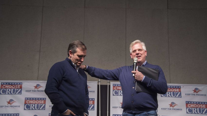 Glenn Beck (R) announces his endorsement of US Senator and Republican Presidential Candidate Ted Cruz during a campaign event in Waterloo, Iowa, January 23, 2016, ahead of the Iowa Caucus.   / AFP / JIM WATSON        (Photo credit should read JIM WATSON/AFP/Getty Images)