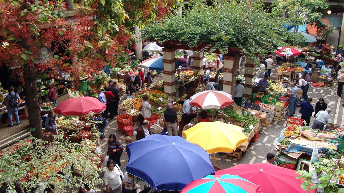 Mercado dos Lavradores: Flowers and fish.