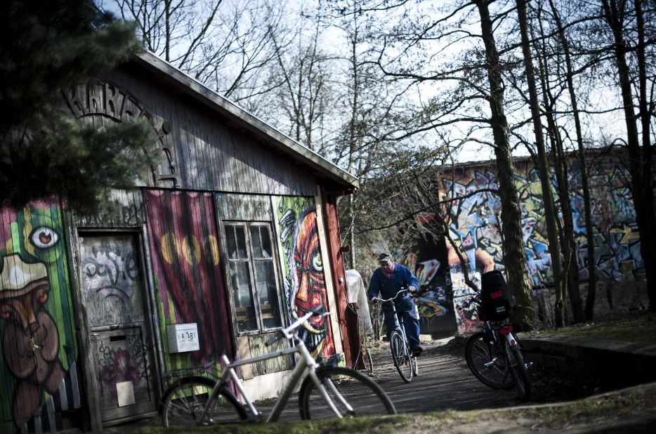 A social experiment that began in 1971, Christiania was founded in central Copenhagen by a group of Danish hippies squatting on a former military barracks. Despite having built schools, houses and a variety of businesses, today Christiania's population of 850 faces a moral dilemma: Pay the Danish government for the land outright by 2018, or face eviction.