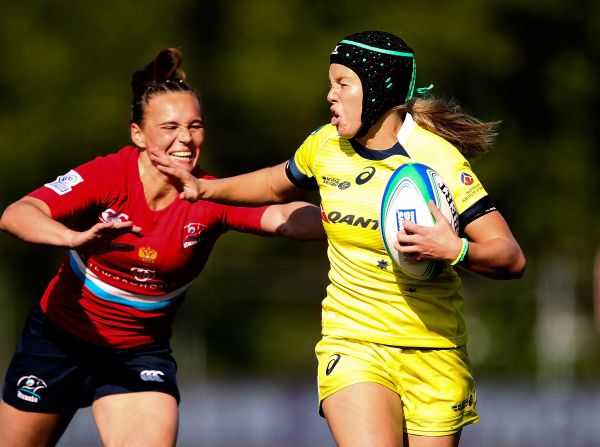 The former rugby league player made her debut in 2013 and has since caught the eye with a number of superb displays. "She's very quick," Scarratt says of the 20-year-old. "A  lot of the Australians are from a touch rugby background and play in a way where they're moving you around -- it's very tiring." <a href="index.php?page=&url=http%3A%2F%2Fedition.cnn.com%2F2016%2F02%2F11%2Fsport%2Fellia-green-australia-rugby-sevens%2Findex.html" target="_blank">Read more: Aussie strongwoman lifts teammates</a>