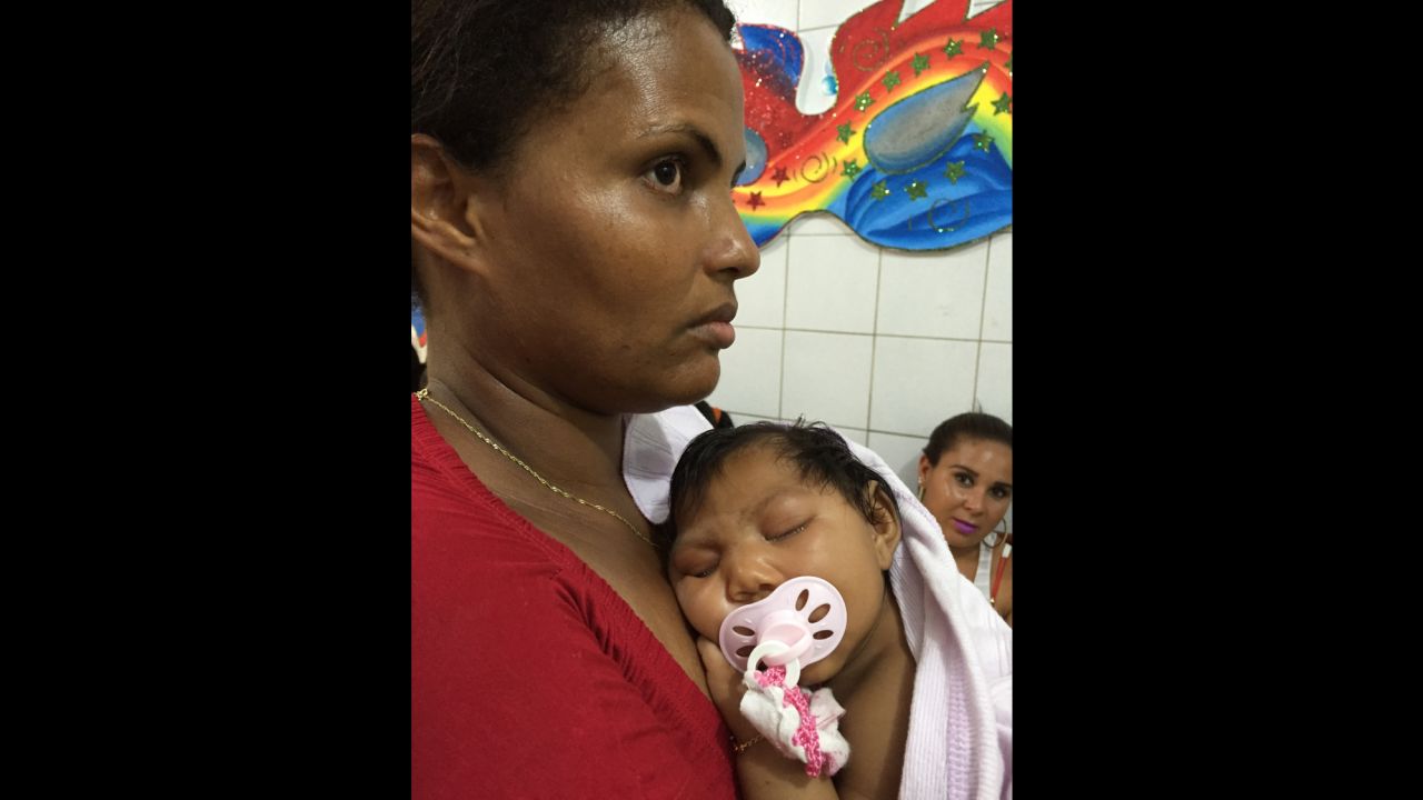 Grandmother Ivanda Dias awaits with baby Ludmilla in her arms the final tests that will confirm the diagnosis of microcephaly.