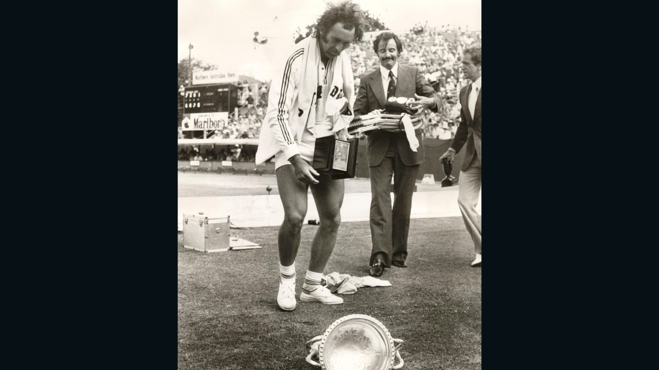Mark Edmondson drops his winner's trophy in 1976.