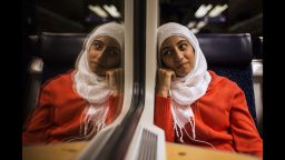 Lubna cries on the train. Only in Germany, Somar's sisters realizes that they might no longer go back to Syria.