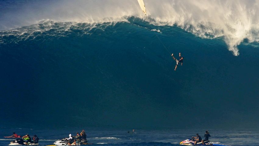 hawaii surfer wipeout
