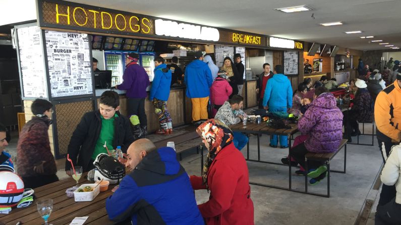 The apres-ski food is Western in style, with fried chicken, hot dogs, burgers and pizza on offer. The bars offer alcohol-free cocktails.