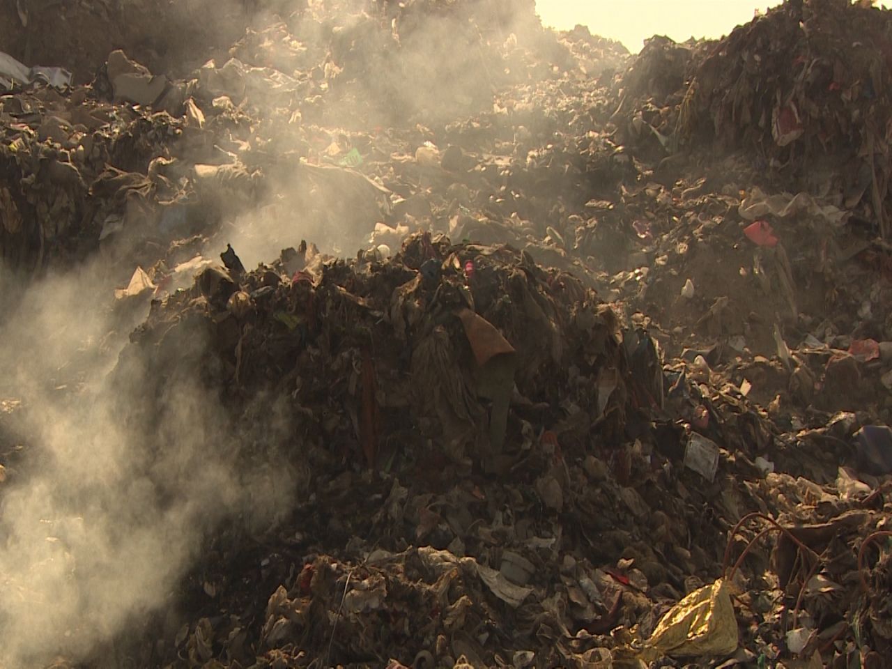 The dump receives 4,000 tons of trash a day, the government says.