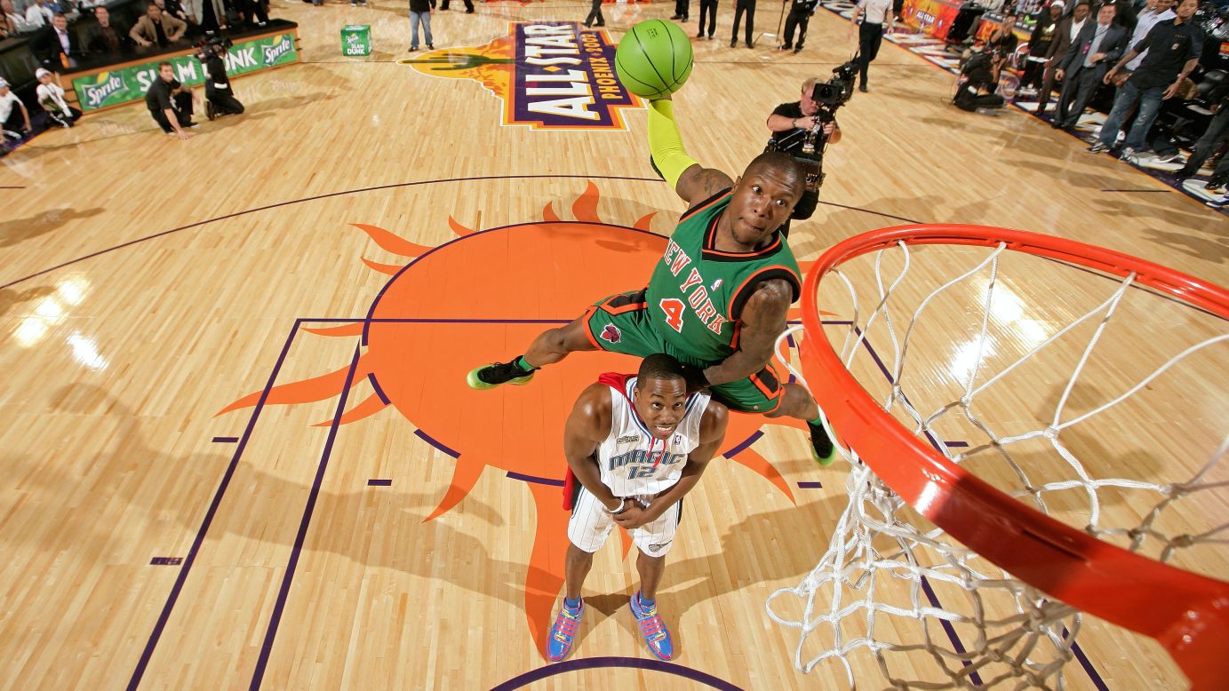 <strong>Nate Robinson (2009):</strong> What defeats Superman? Kryptonite. Or, in this case, Krypto-Nate, who brought out a green basketball to jump over Howard and take his crown.
