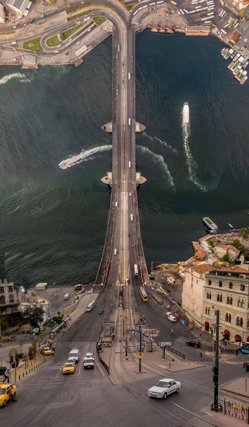 Photographer <a href="https://www.facebook.com/aydinbuyuktasphotography/" target="_blank" target="_blank">Aydin Buyuktas</a> turns Istanbul's Galata Bridge into a vertigo-inducing roller coaster ride in his series "Flatland." 