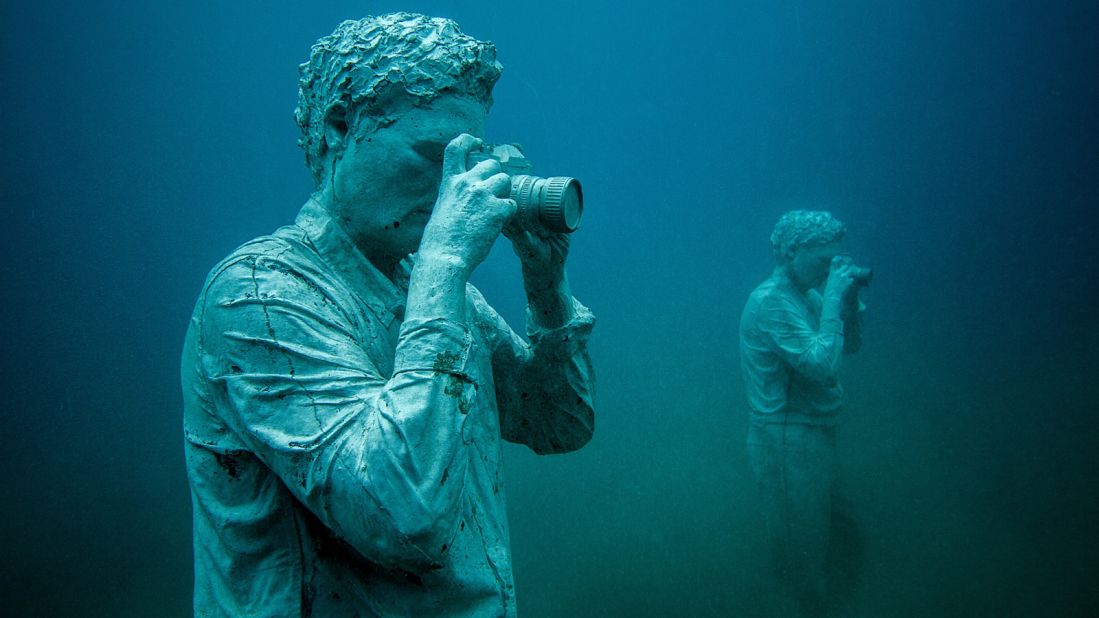 A set of sculptures by international artist Jason deCaires Taylor have been installed on the seafloor of Las Coloradas bay. His project is inspired by "the defense of the ocean."