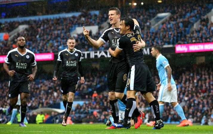 Robert Huth (3rd L) of Leicester City celebrates scoring his team's first goal with his teammate Shinji Okazaki during the Premier League match between Manchester City and Leicester City at the Etihad Stadium on February 6, 2016.
