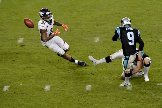 Panthers kicker Graham Gano misses a 44-yard field goal in the third quarter. The ball bounced off the right goalpost.