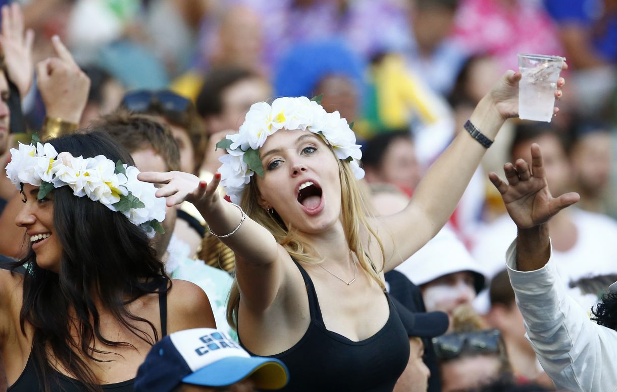 A total of 73,313 fans turned out for the first Sevens World Series event to be held in Sydney, Australia.