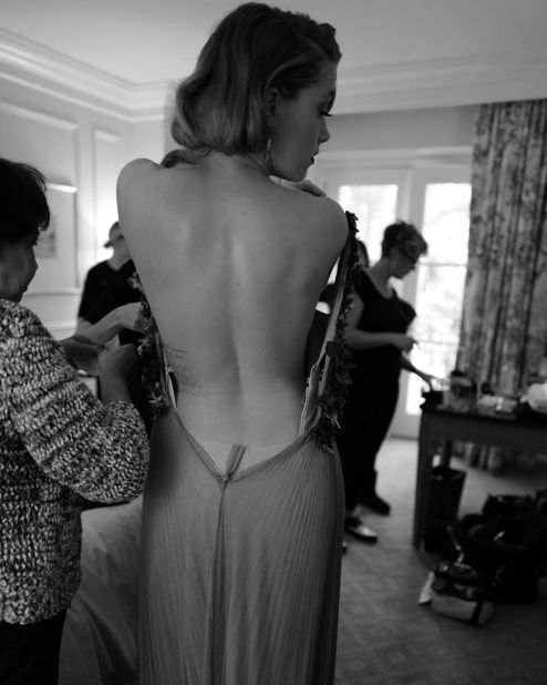 As a part of his #artofbehindthescenes Williams is granted access to stars' hotel rooms. Here is <a href="https://www.instagram.com/p/BAYOSKZG5In/?taken-by=gregwilliamsphotography" target="_blank" target="_blank">Amber Heard </a>backstage getting ready for the Golden Globes.