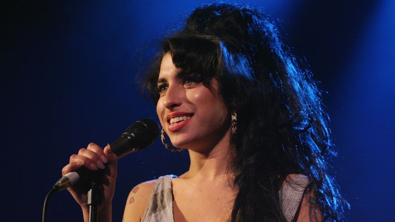 Fans of Amy Winehouse are paying tribute on the anniversary of her ...