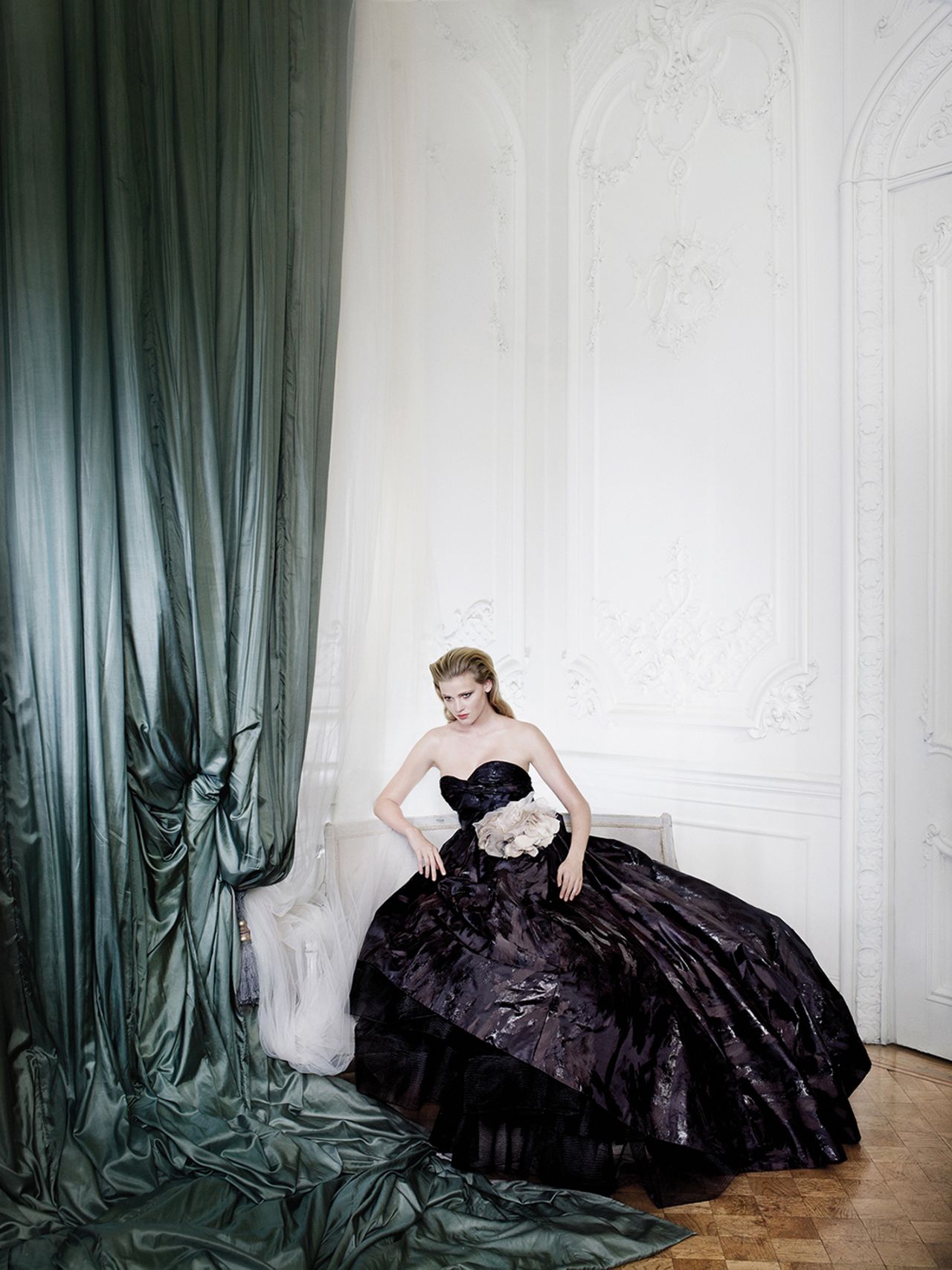 Lara Stone in Carlton House Terrace by Mario Testino, 2009. Vogue 100: A Century of Style is at the National Portrait Gallery, London, from 11 February-22 May 2016, sponsored by Leon Max.
