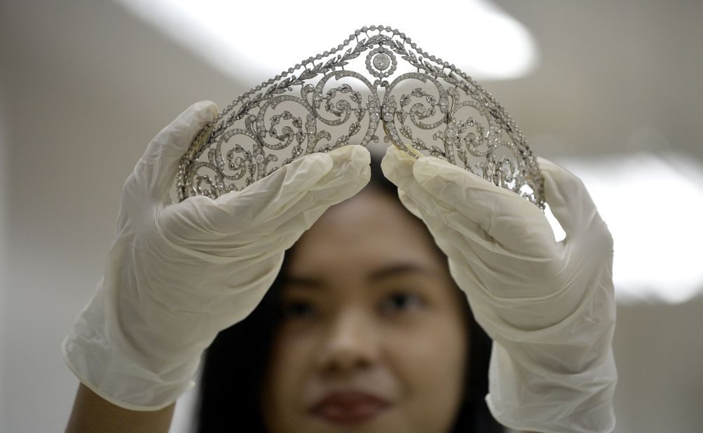 An official shows a piece of jewelery confiscated by the Philippine government from former first lady Imelda Marcos in 1986.