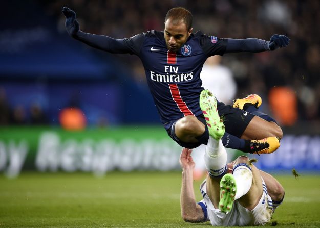 It was PSG which started the brighter with Lucas Moura, the Brazilian midfielder, causing Chelsea's defense problems in the opening exchanges.