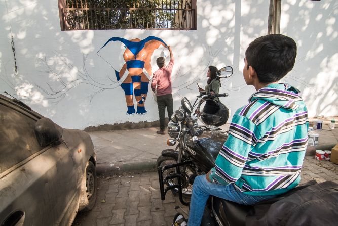 Rakesh Kumar Memrot working on his piece, "Fusion Art". <em>(Photograph by Akshat Nauriyal)</em>