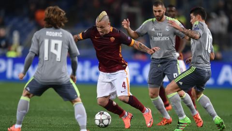 Roma's Nainggolan (C) fights for the ball against Real Madrid.