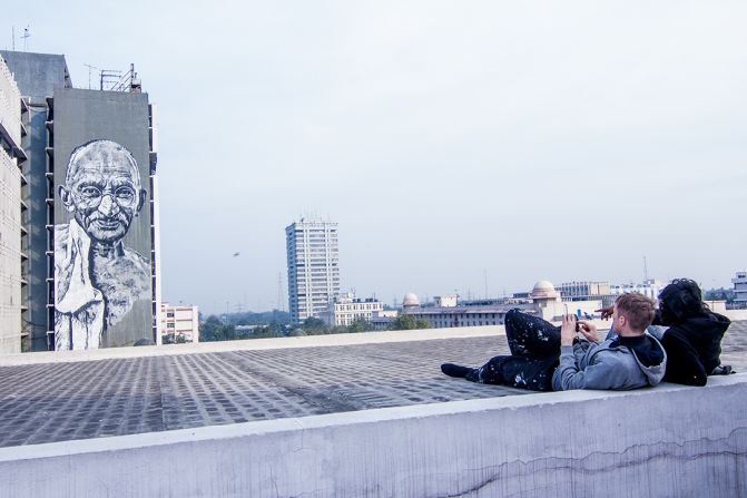 This gigantic Gandhi mural was painted by German artist Hendrik and local artist Anpu onto the walls of the Delhi Police Headquarters. At 158 feet, it is India's tallest mural of Gandhi and was the foundation's first piece of work back in 2014.