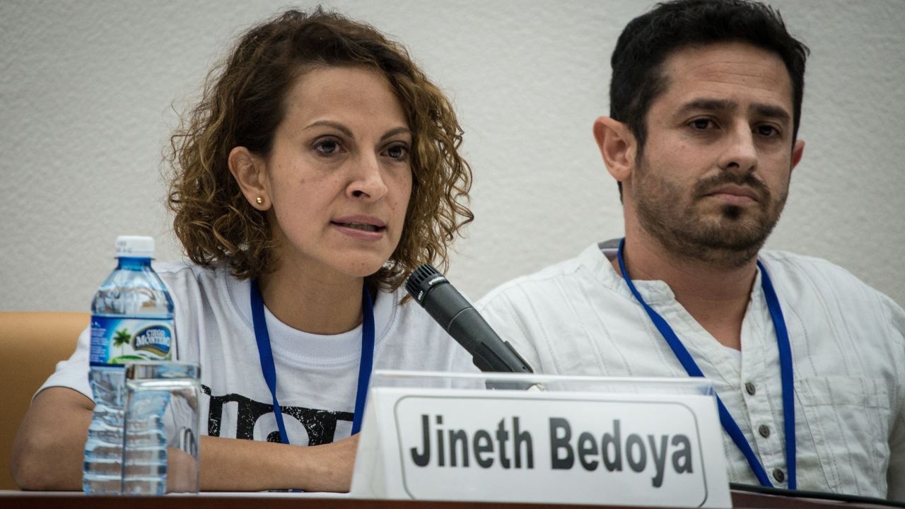 Jineth Bedoya discusses the Colombian conflict in Havana, Cuba, in 2014.