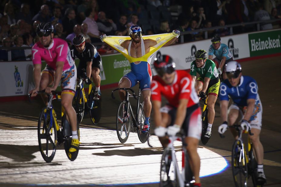 Ever the showman, American sprinter Nate Koch stripped to the waist for the audience at the London Six Day race last October. He repeated those antics in Berlin. 