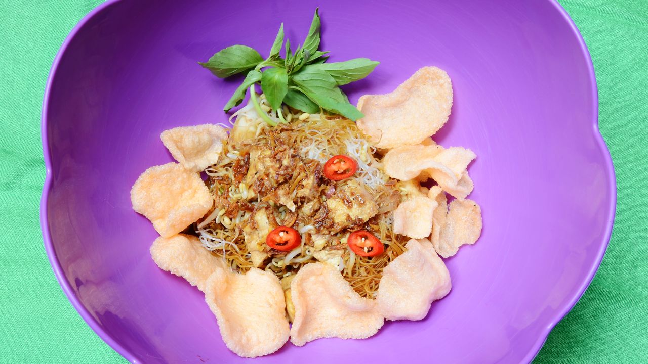Ketoprak is made from vermicelli, tofu, packed rice cake and bean sprouts.