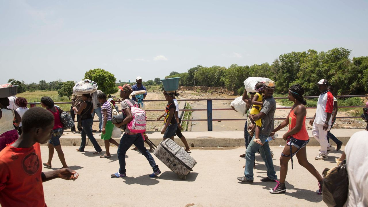 The scene at the binational market on the border is chaotic.