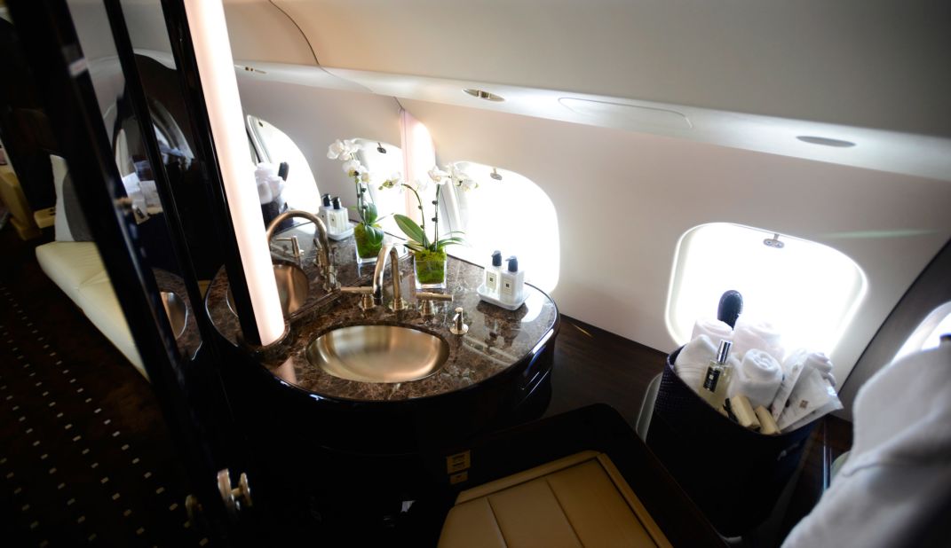 The Global 6000 has a spacious bathroom that can provide a 40-minute-long hot shower.