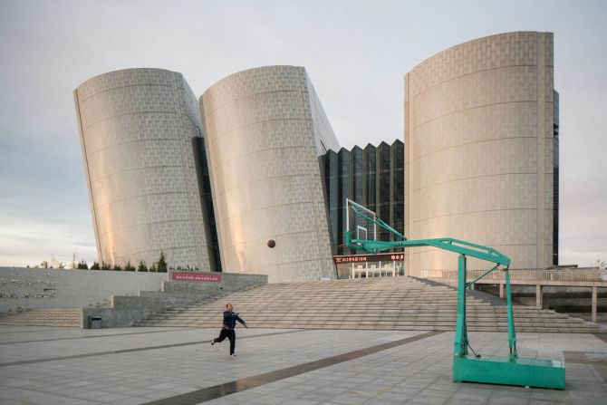Olivier first heard about Ordos about eight years ago, when developments first started to make international headlines. 