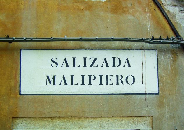 A typical <em>nizioleto</em>, or stenciled, street sign in Venice.