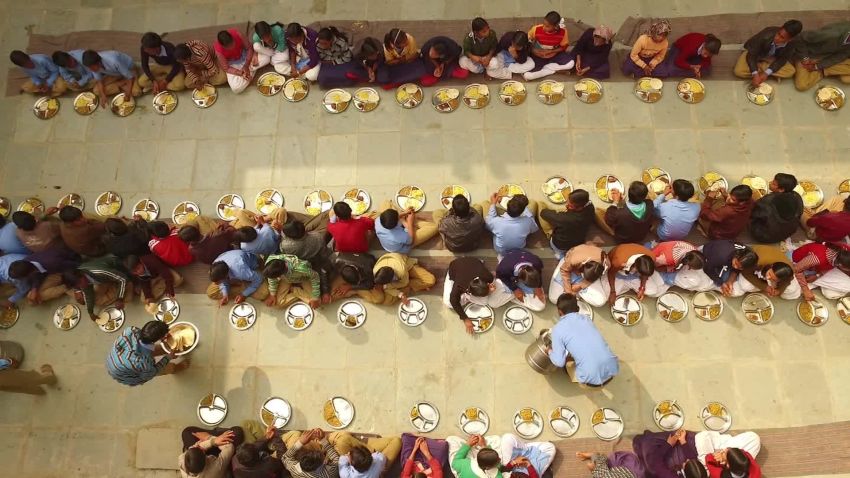india world's largest school lunch cnn orig_00005213.jpg
