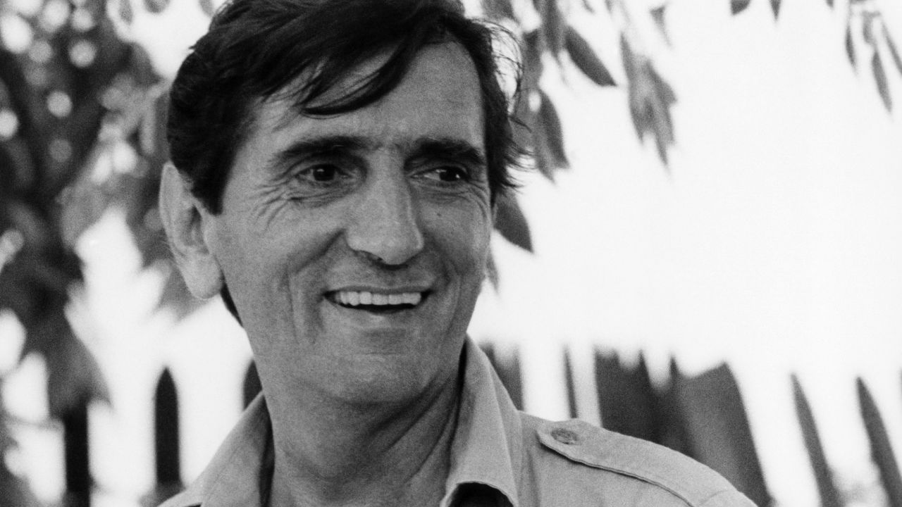 Harry Dean Stanton plays Andie's warm-hearted, down-on-his-luck father, Jack.